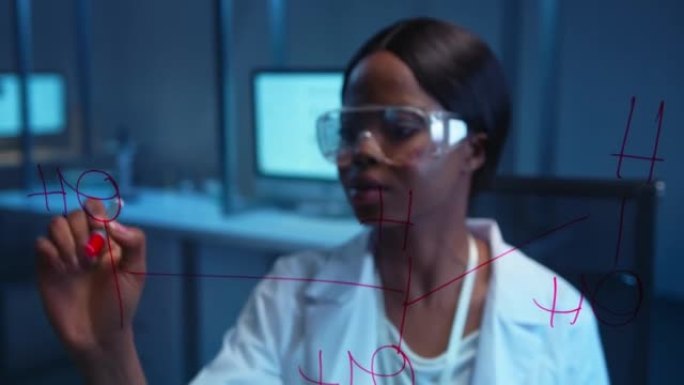 一位年轻的黑皮肤女科学家穿着实验服在玻璃板上写下化学式
