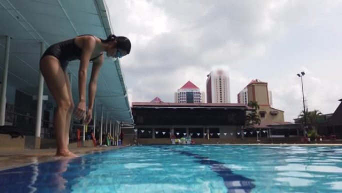 亚洲华裔年轻女运动员潜入水中