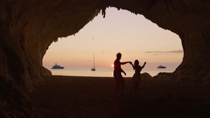 意大利撒丁岛卡拉卢纳海滩一对夫妇的慢动作视图。