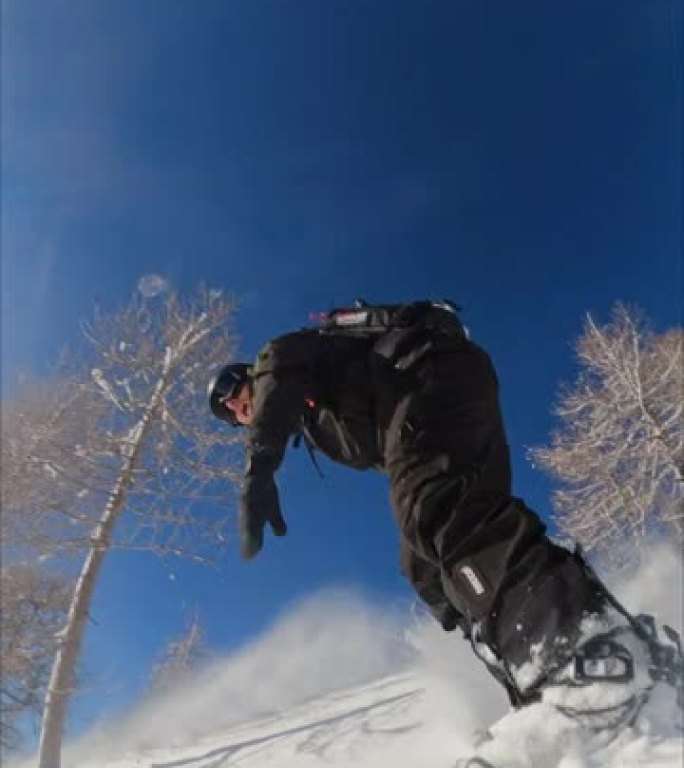 SLO MO垂直自拍的自由式滑雪板在斜坡上雕刻