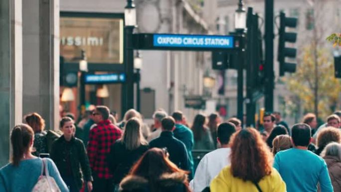 在伦敦市中心区牛津马戏街地区高峰时段，拥挤的通勤者行走的慢动作镜头