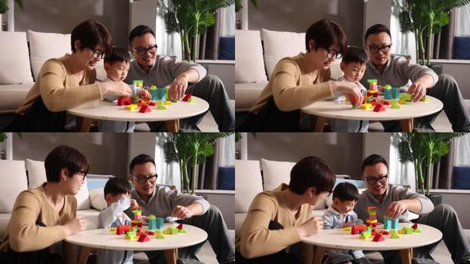妈妈、爸爸和男婴玩积木