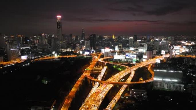 高速公路交通灯的鸟瞰图超脱日出场景