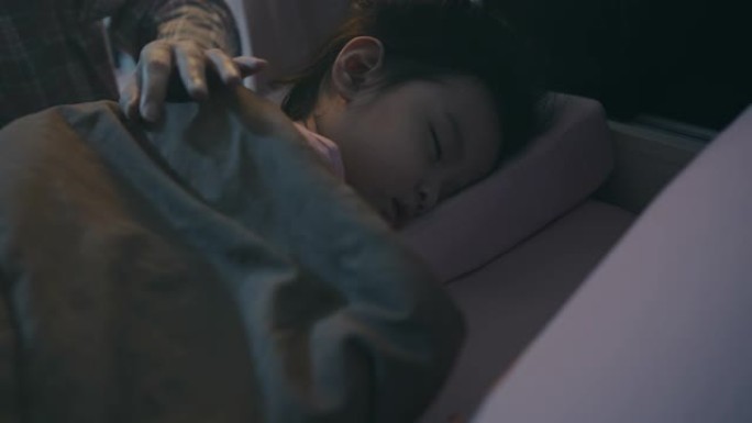 亚洲婴儿或儿童女孩晚上和母亲在卧室睡觉。她玩了一整天累了