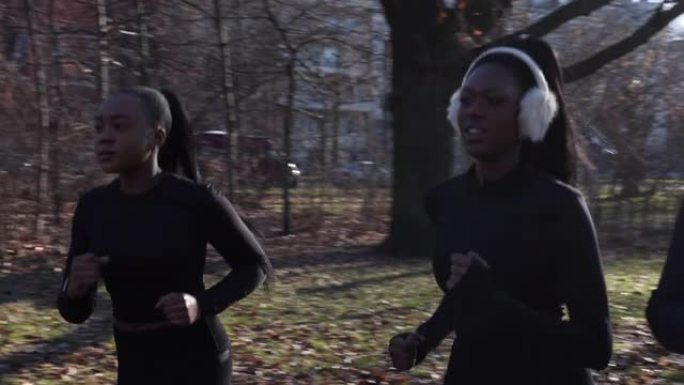 三个非洲年轻人在城市公园里一起做跑步运动