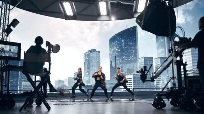 音乐剪辑工作室集: 拍摄嘻哈视频舞蹈场景，三位专业舞者在舞台上表演，大屏幕Led屏幕与现代城市背景。