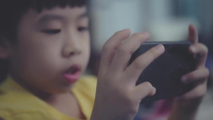 日本男孩小孩玩手机看手机回消息