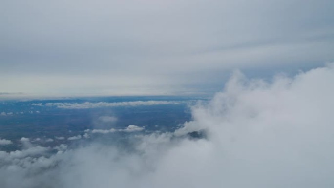 雾的鸟瞰图在泰国北部的雨林山上流过，过度流失