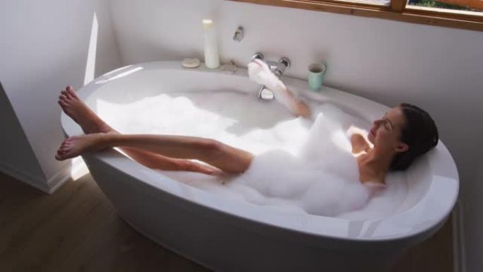 女人在浴缸里放松