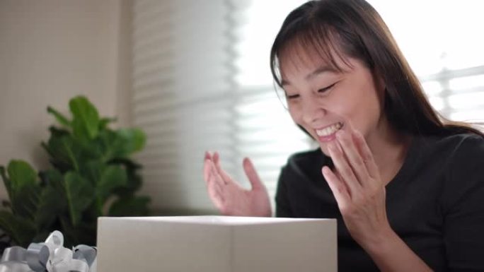 亚洲女性顾客打开包装箱