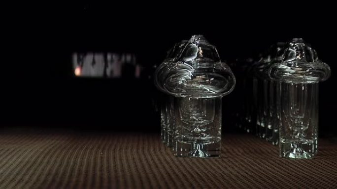 一组未完成的玻璃杯在一家工厂的炉子上，手工吹制玻璃的艺术。特写。4k分辨率。