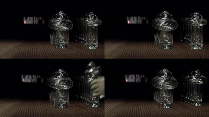 一组未完成的玻璃杯在一家工厂的炉子上，手工吹制玻璃的艺术。特写。4k分辨率。