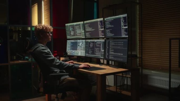年轻的网络安全专家在台式电脑上编写代码，在黑暗的办公室里安装了专业的六台显示器。智能高加索人监控智能
