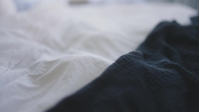 床上皱纹的白色床单
