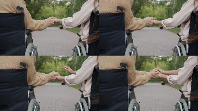 公园户外散步时坐在轮椅上的男人和女人的特写