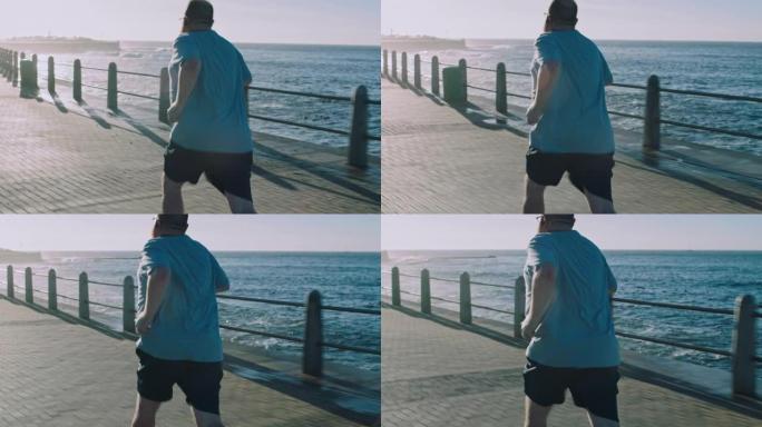 健身，加大码，男人在日出时沿着海滩跑步减肥，挑战和身体目标。运动，男人和跑步者专注于有氧运动，改变和