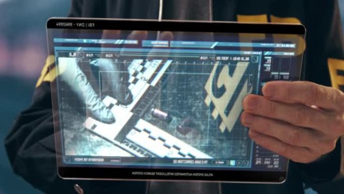 穿着制服的联邦调查局特工手中带有犯罪现场黑白图像的未来派HUD屏幕特写