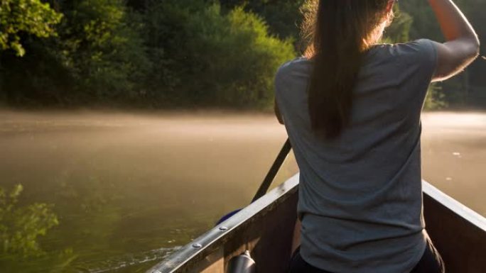 在薄雾笼罩的河上寻找冒险，在日落时划着独木舟