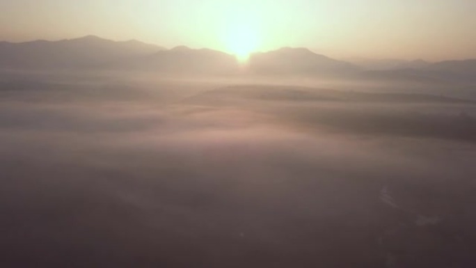 泰国乡村早晨的山雾鸟瞰图
