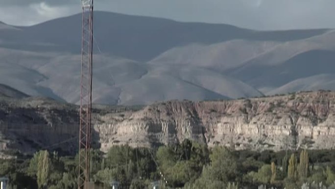 阿根廷胡胡伊省Humahuaca的大型通信天线塔。