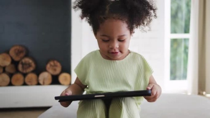 一个在数字平板电脑上学习ABC的非洲小女孩