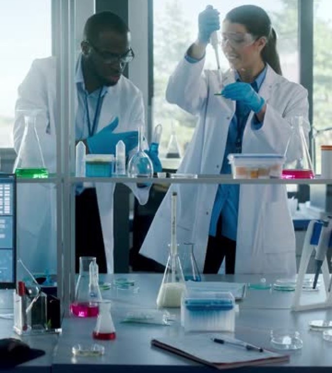 垂直视频: 穿着白大褂的美丽女医学家在检查样品时使用微量移液器，与同事交谈。创新、实验药物研究、实验