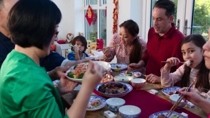 家庭传统餐一家人吃饭