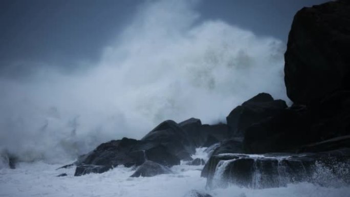 海浪喷出岩石夏季、水、断裂、