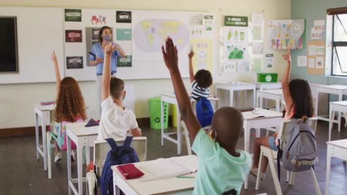 一群孩子在学校的课堂上举手
