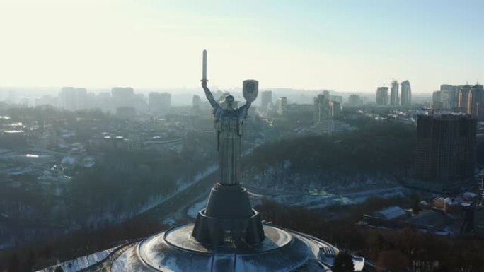 广角航拍著名的阳光明媚的冬天基辅自由地标雕像，祖国自由纪念碑在城市背景。