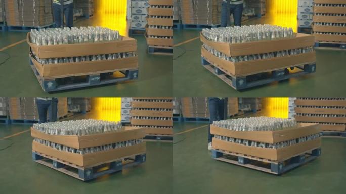仓库工人在装瓶厂拉托盘车，4K DCI慢动作镜头来自RAW VDO