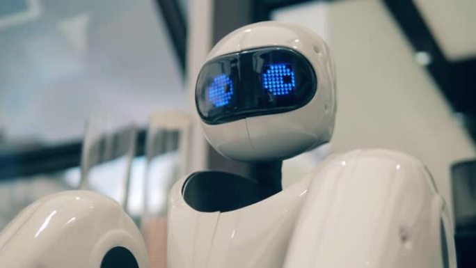 Droid正在使用特殊的机器来煮咖啡。未来派机器人，创新科技理念。