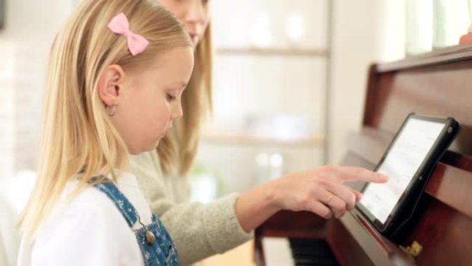 年轻女孩，老师和带平板电脑的钢琴，训练和集中精力上课，指导和练习琴键。女学生，女钢琴家或讲师学习音乐