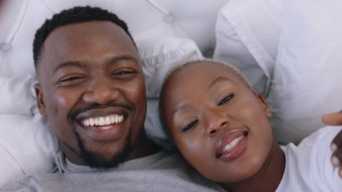 黑人夫妇，自拍肖像和视频通话微笑，在家里的卧室里大笑和交谈。爱，快乐和有趣的人在线连接，交流和社交媒