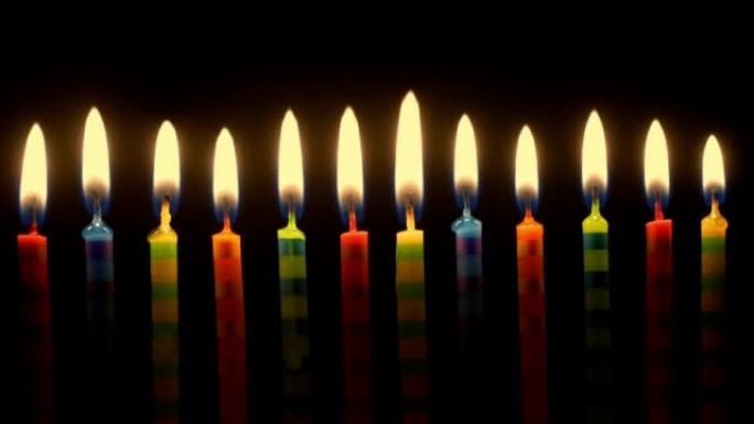 五颜六色的孩子生日蜡烛排成一排