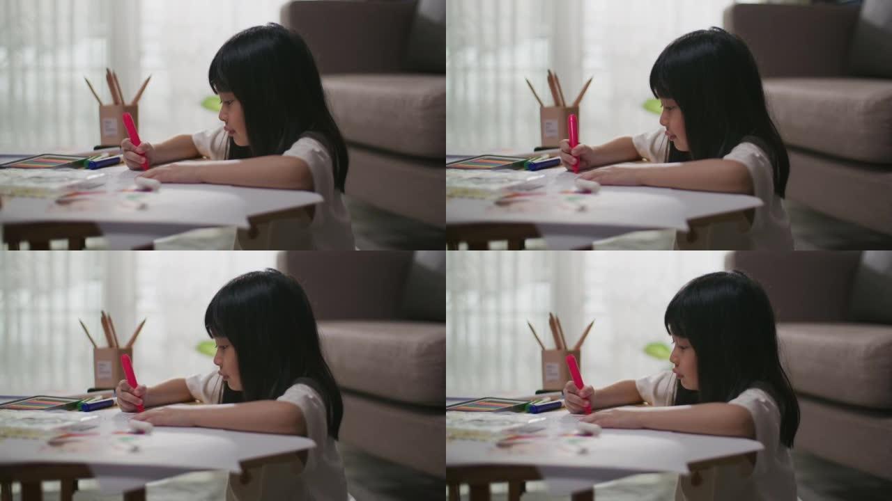 女孩在客厅的桌子上选择铅笔和做作业