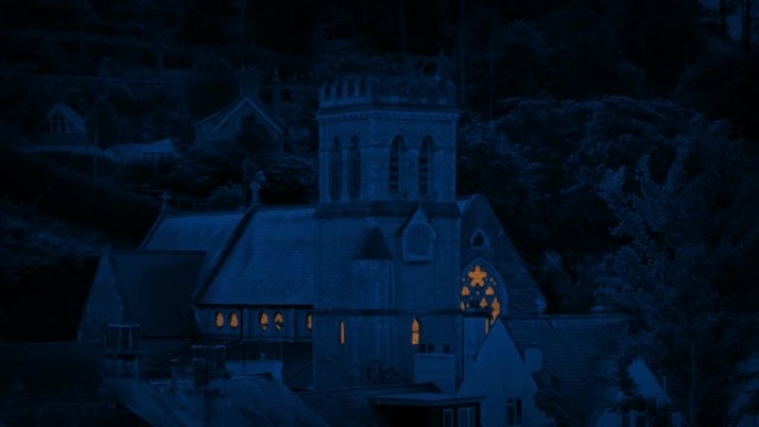 教堂在晚上在镇上点亮
