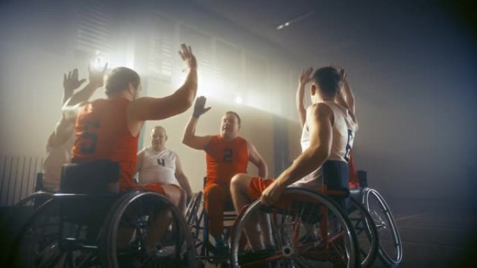 轮椅篮球比赛场地获胜队庆祝胜利，欢呼和击掌。玩家比赛，射击，得分得分。残疾人的决心、技能。手持多莉镜