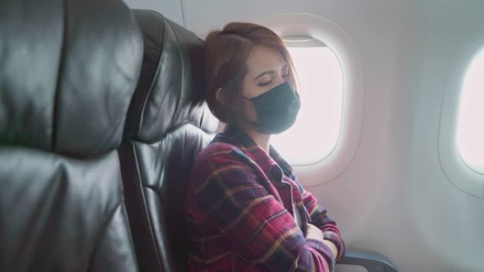 冠状病毒流行期间乘飞机旅行的亚洲妇女