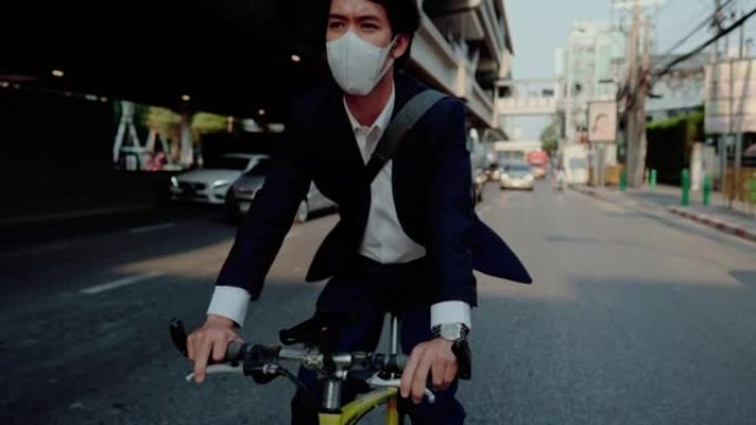 商人在城市骑自行车时戴着外科口罩。