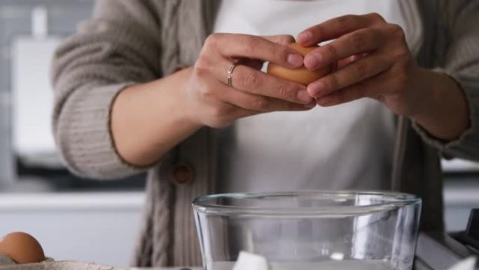 女人在厨房做饭