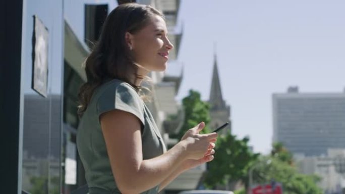 一名年轻女商人使用智能手机并在城市背景下挥手的4k视频片段