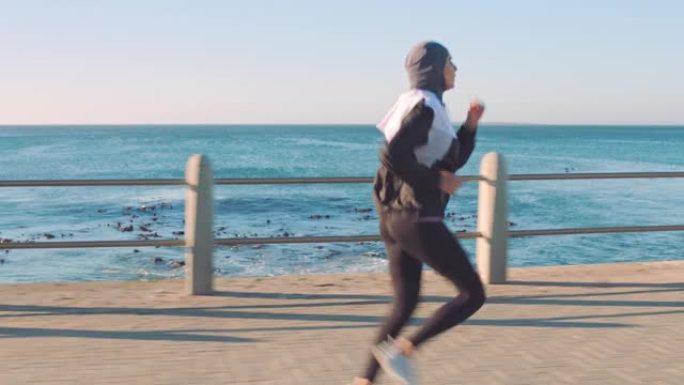穆斯林妇女，在海洋，海滩或水浪中跑步或健身，用于心脏病学，健康和保健或运动锻炼。在自然地点进行马拉松