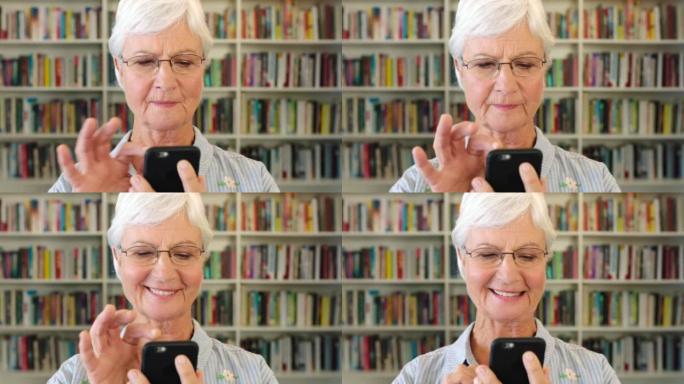快乐养老金领取者浏览电子书阅读器应用程序图书馆或书店里带着电话微笑的高级图书管理员。女性书商使用技术