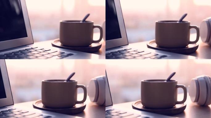 桌子上的笔记本电脑和咖啡杯