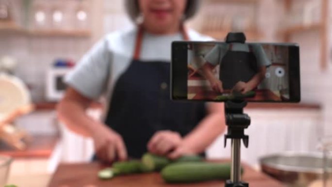 奶奶正在用手机教烹饪。又称vlogs，是区分老年人和现代科技的媒介。我们必须适应才能跟上。