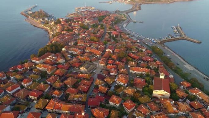 保加利亚内塞巴尔老城鸟瞰图。内塞巴尔镇的红色瓷砖屋顶。城市所在岛屿被黑海水域冲刷
