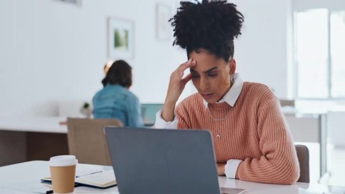 一名商业黑人妇女在办公室的笔记本电脑上工作，压力，头痛和倦怠。在公司项目中工作的女性员工的计算机，合