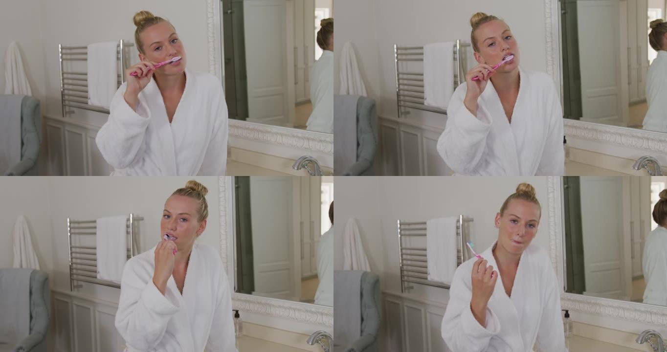 穿着浴袍的白人妇女在浴室刷牙的肖像