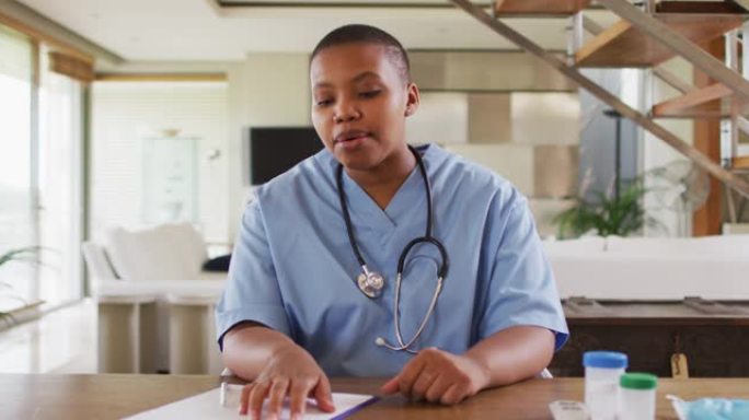 非裔美国女医生在视频通话咨询中指着文件